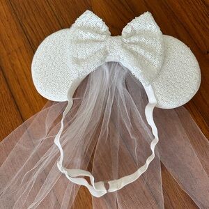 Disney Adjustable Bridal Minnie Mouse Ears with Veil